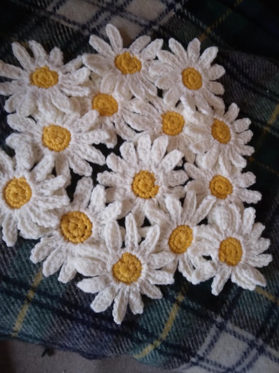 Crochet daisies, many uses.eg applique. PACK OF 6  made to order
