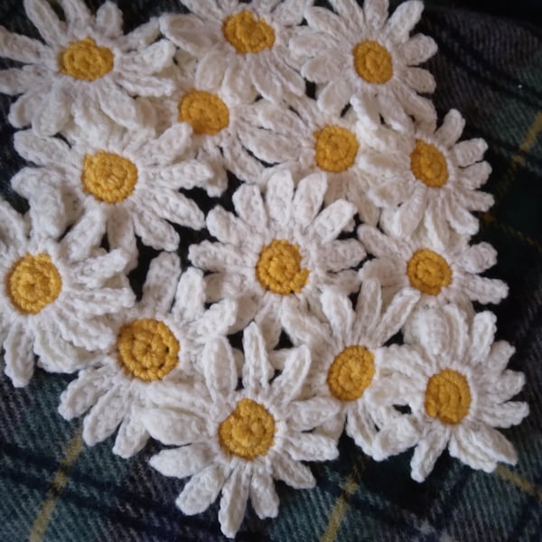 Crochet daisies, many uses.eg applique. PACK OF 6  made to order