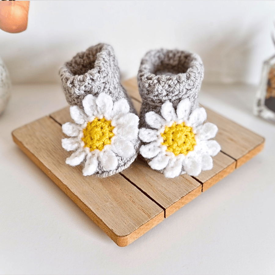 Crochet Baby Booties with Daisy – Silver, Newborn to 6 Months