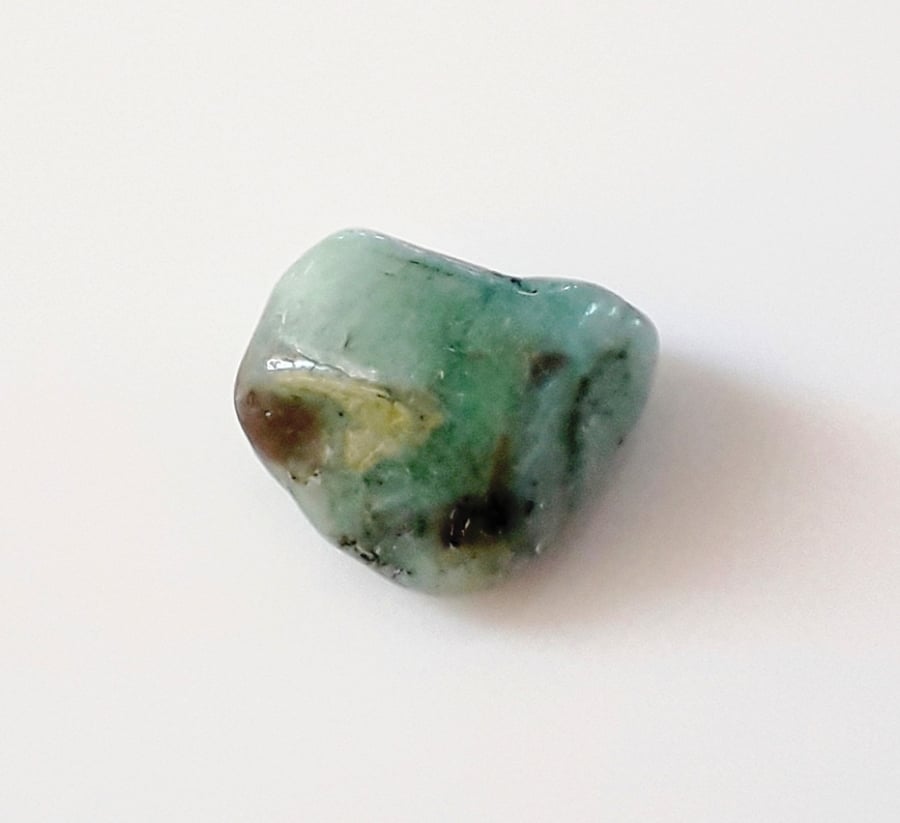 Green Emerald Tumblestone over 4 ct , Jewellery making , wire wrapping 