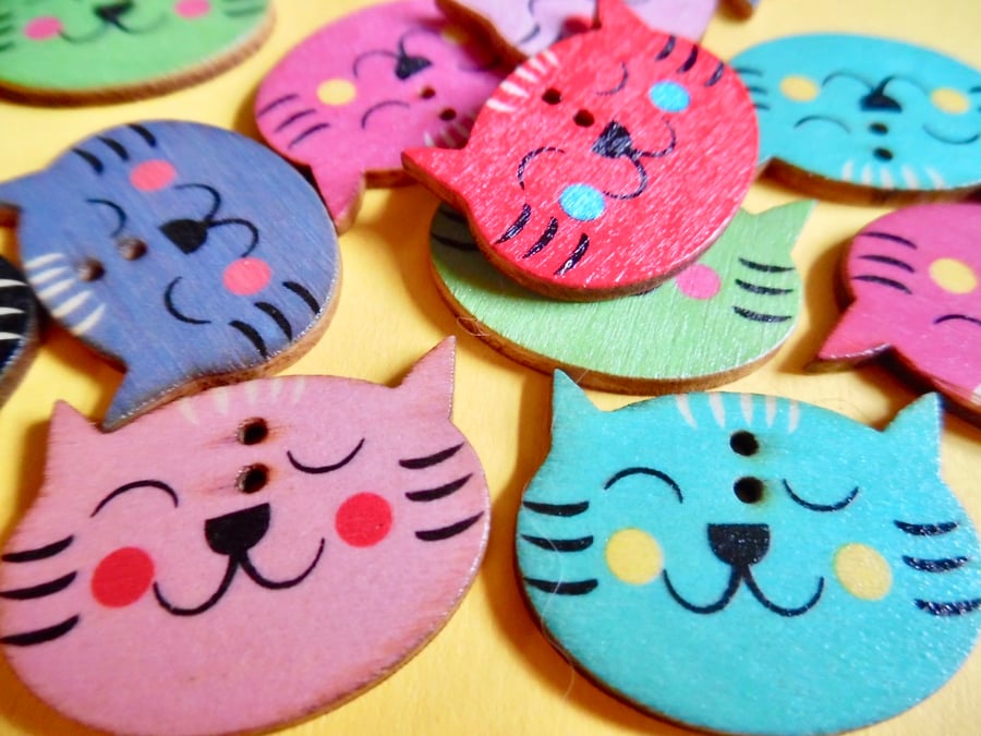 8 x Large Cat head Shape Wood Patterned Buttons  2 holes