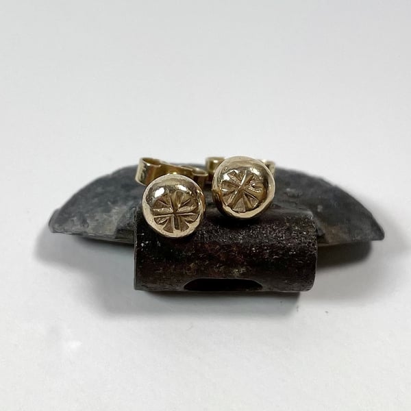 9ct yellow gold small stud earrings with pattern