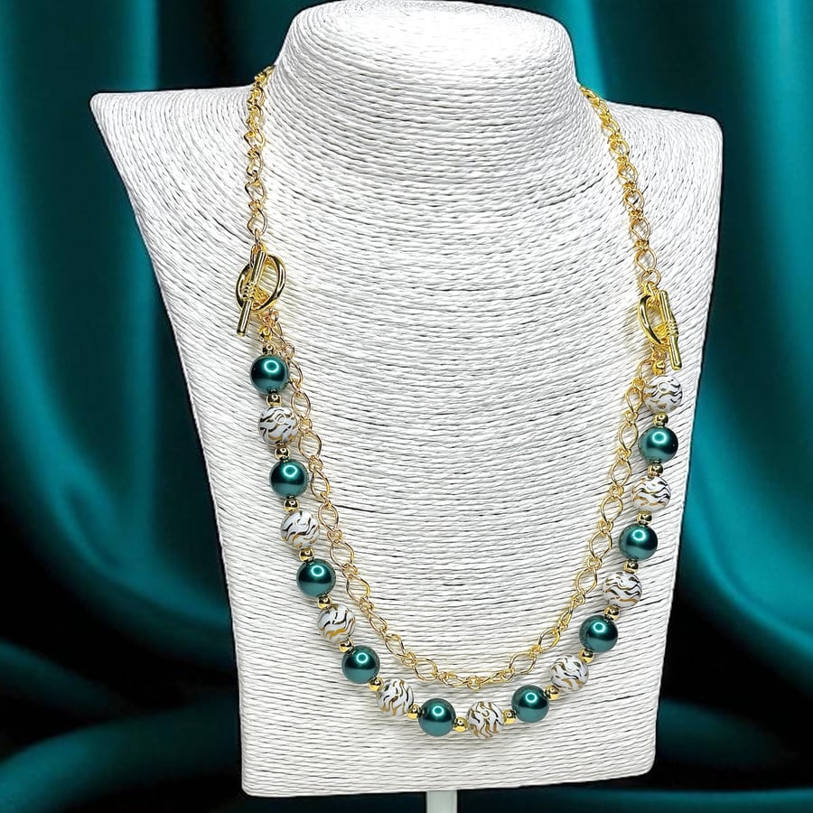  Elegant Glass Pearl and chain necklace Jade. White and Gold.