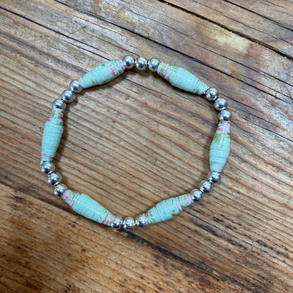 Paper Bead Bracelet. (684)