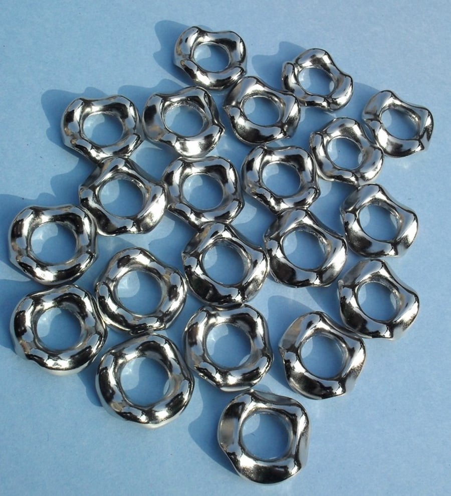 10 x CCB Acrylic Linking Rings - Wavy - 20mm - Silver Colour 
