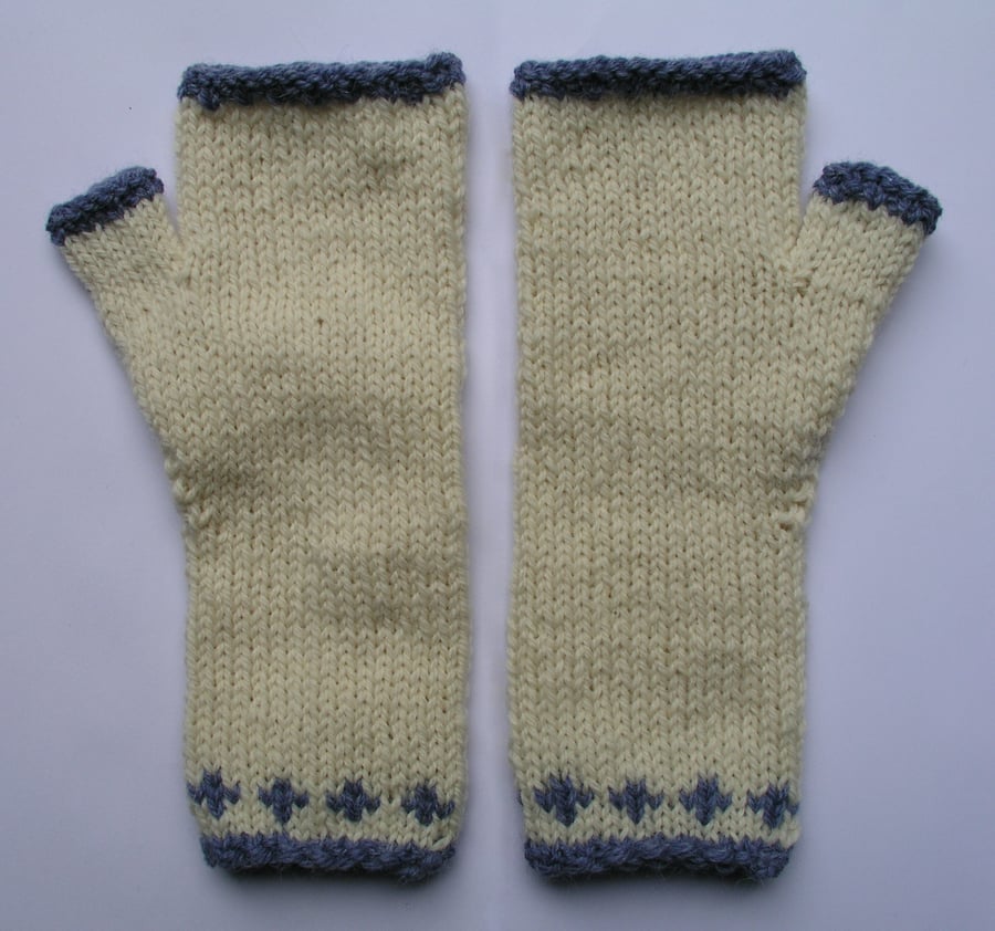 Seconds Sunday Wrist warmers Fingerless gloves