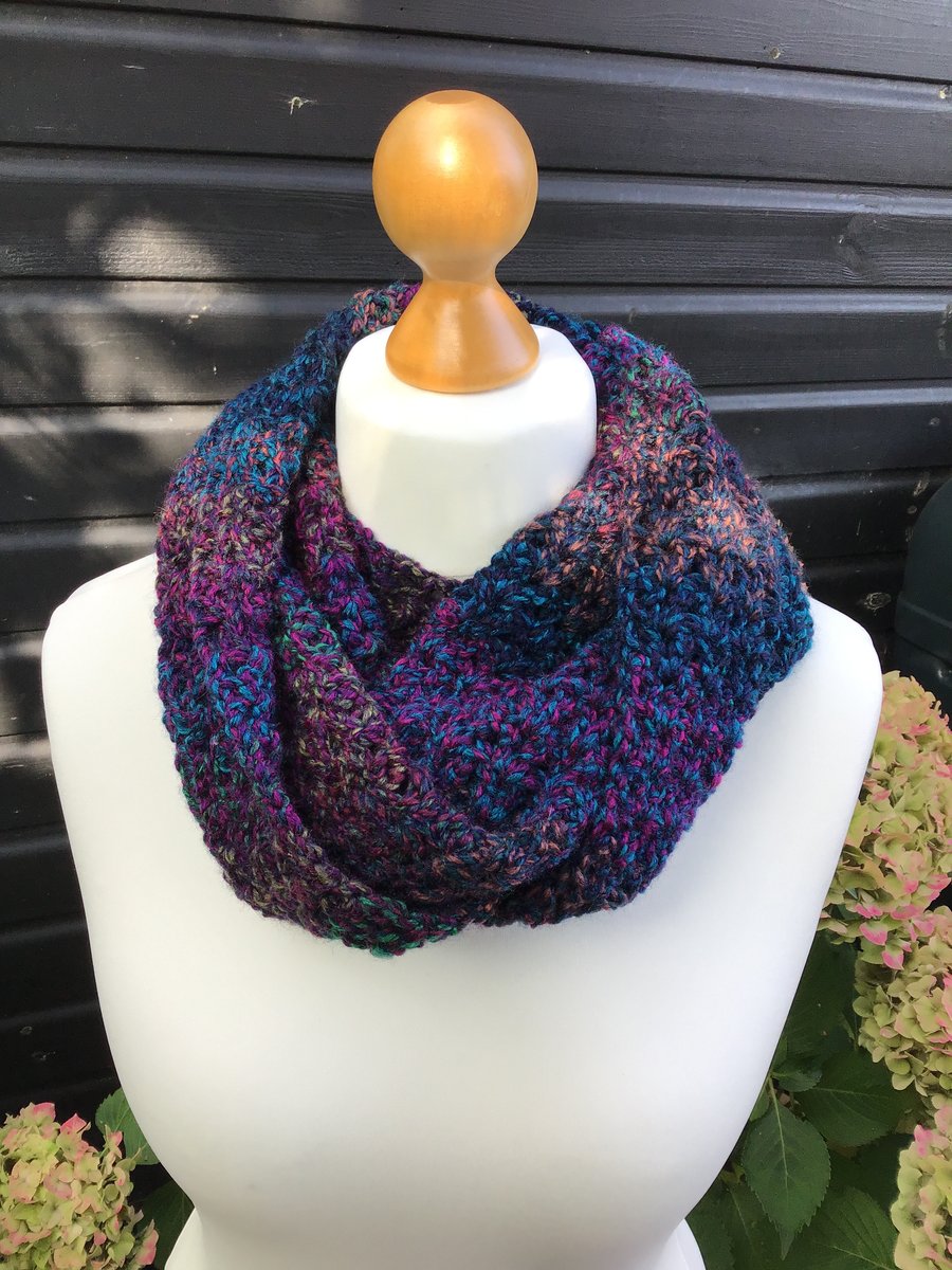 Chunky Infinity scarf in acrylic, colour Navy Marble