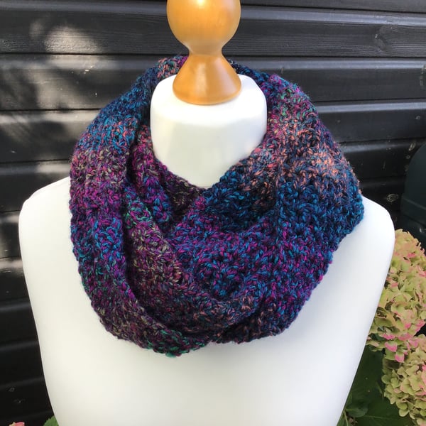 Chunky Infinity scarf in acrylic, colour Navy Marble