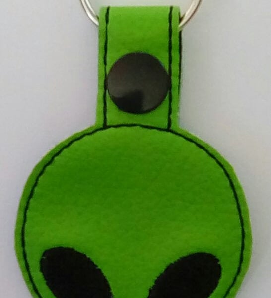 688. Alien head keyring.