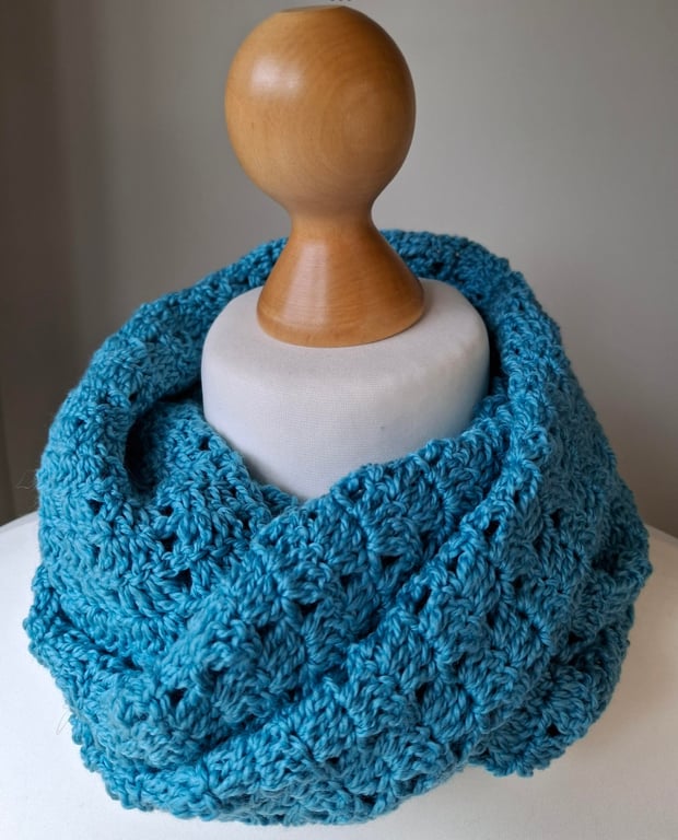 Lacy Infinity Circle scarf in wool and silk colour Naples