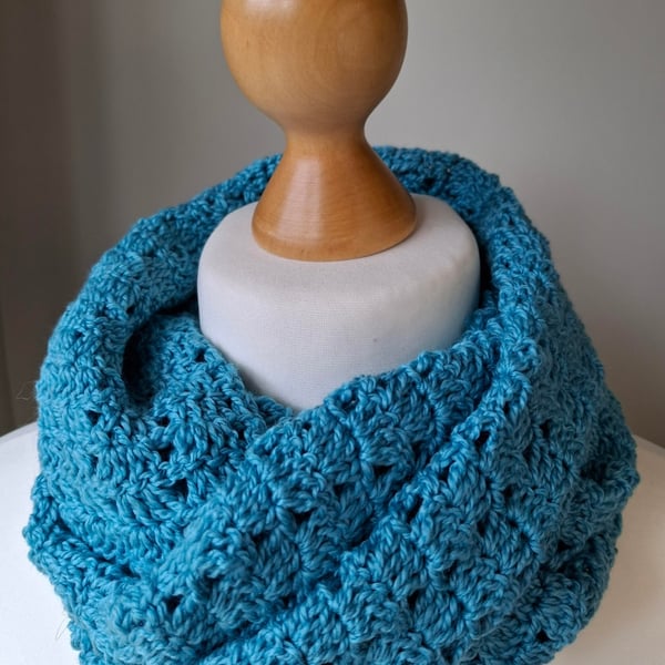 Lacy Infinity Circle scarf in wool and silk colour Naples
