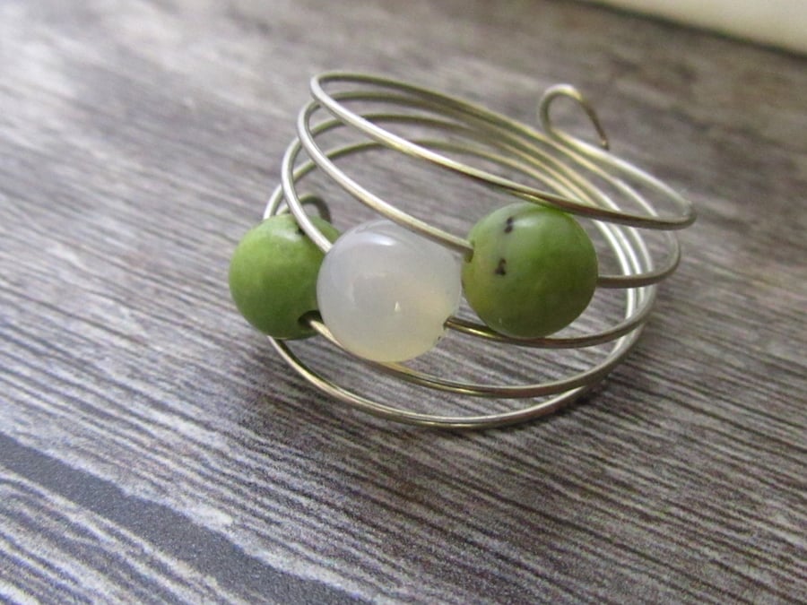 Green White Agate Silver Memory Wire Ring, Green Ring