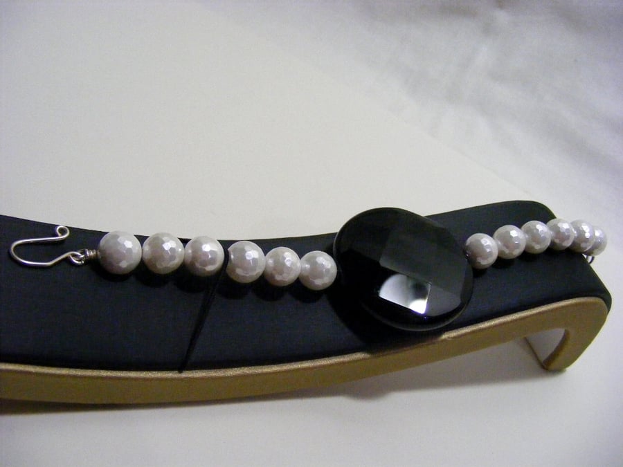 Black Agate and White Shell Pearl Bracelet