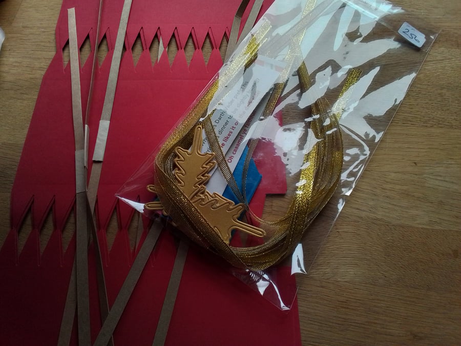 Christmas cracker kit. Make your own Christmas crackers. Ref 256