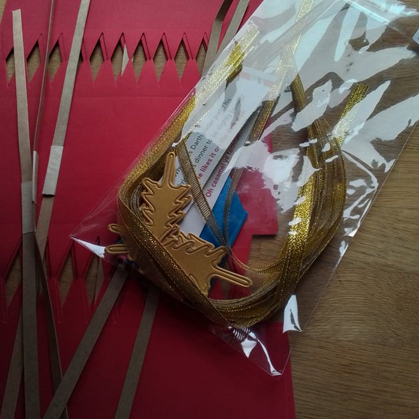 Christmas cracker kit. Make your own Christmas crackers. Ref 256