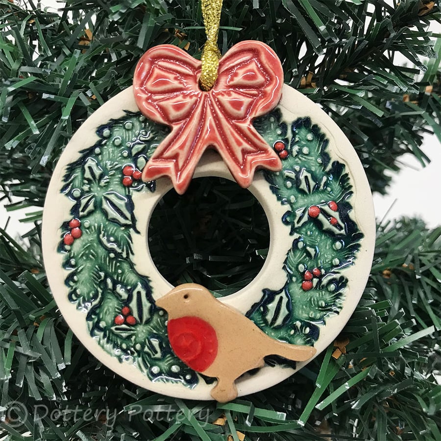 Robin Christmas wreath pottery decoration