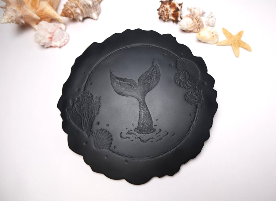 Whale Tail Ocean Art – Handcrafted Round Stonecast Plaque with Engraved Seashell