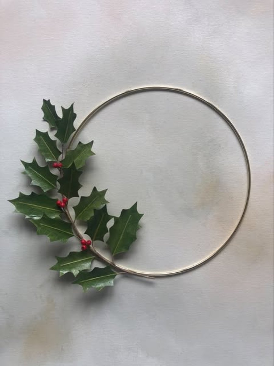 Paper holly wall hoop
