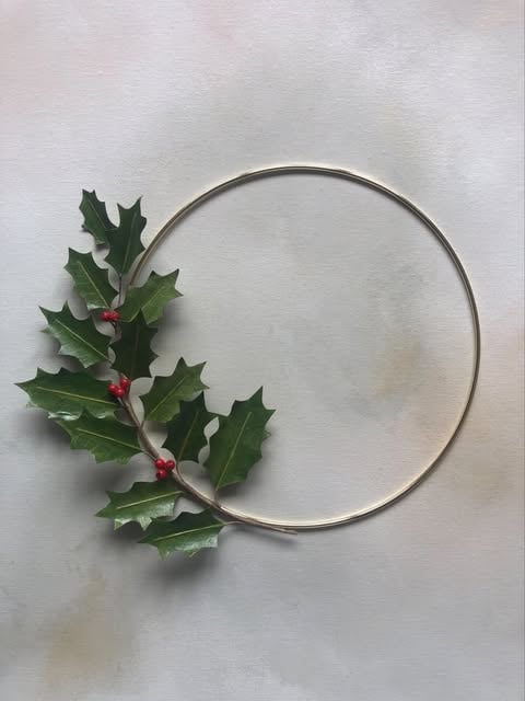 Paper holly wall hoop