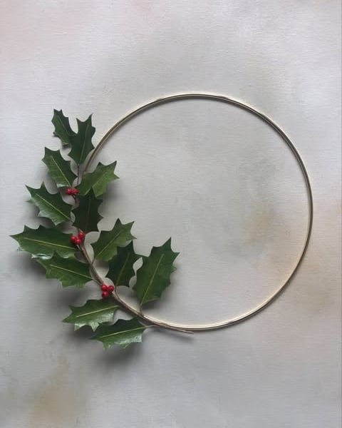 Paper holly wall hoop