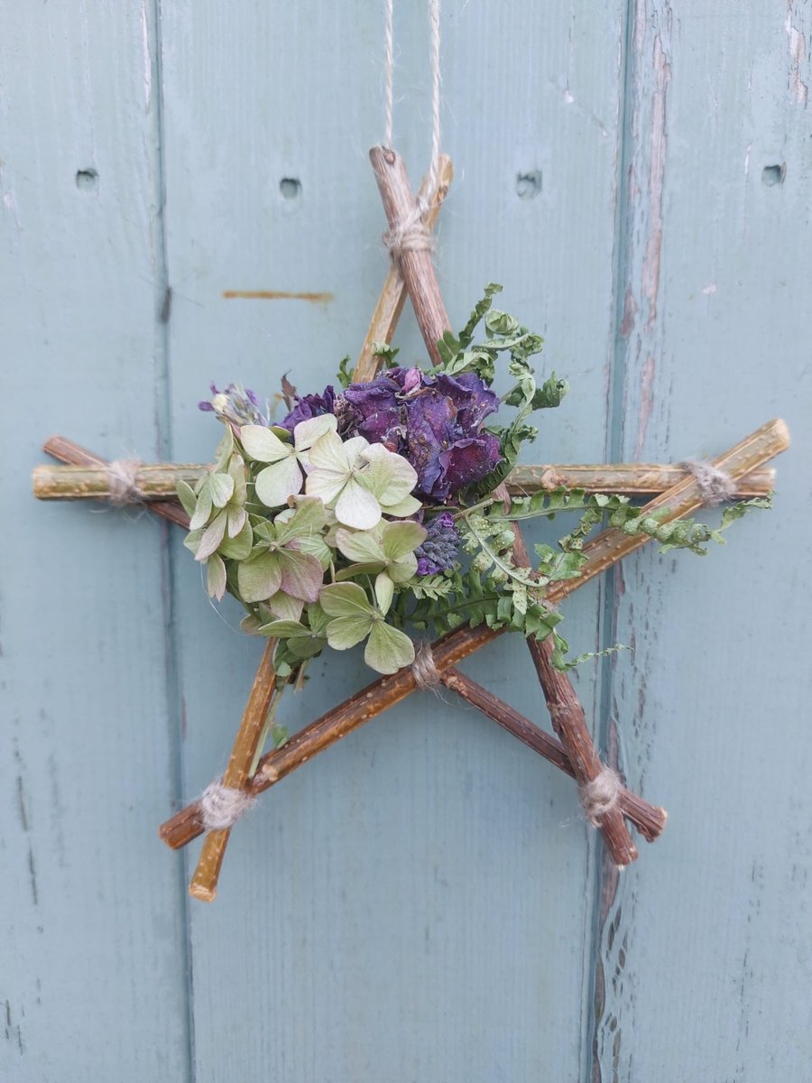 Dried Flower and Foliage Star. Handmade. 16x16cm