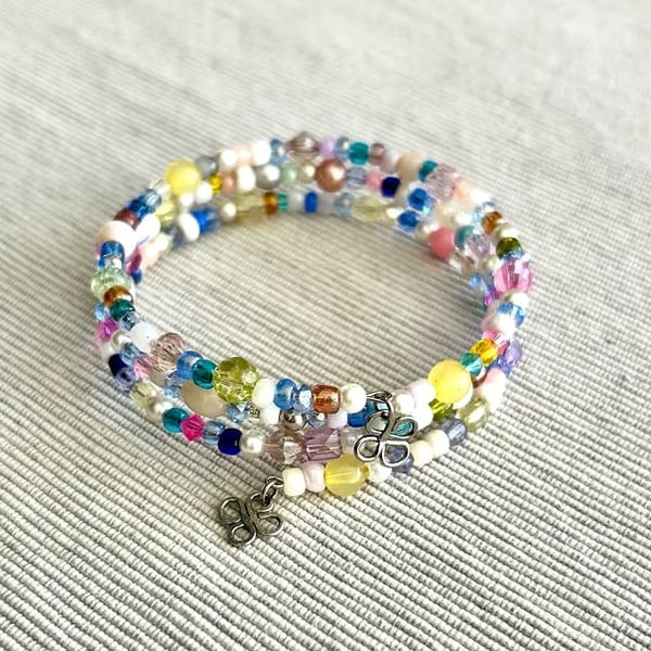 Multicoloured bangle made with mixed beads - Stretchy - one size fits all