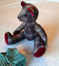 Collectable tweed teddy bear 'Hamish' with knitted wool waistcoat and hat - Image 4