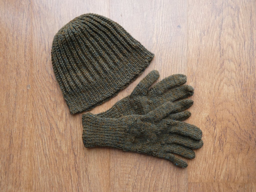 Knitted handmade green hat and gloves set - unisex