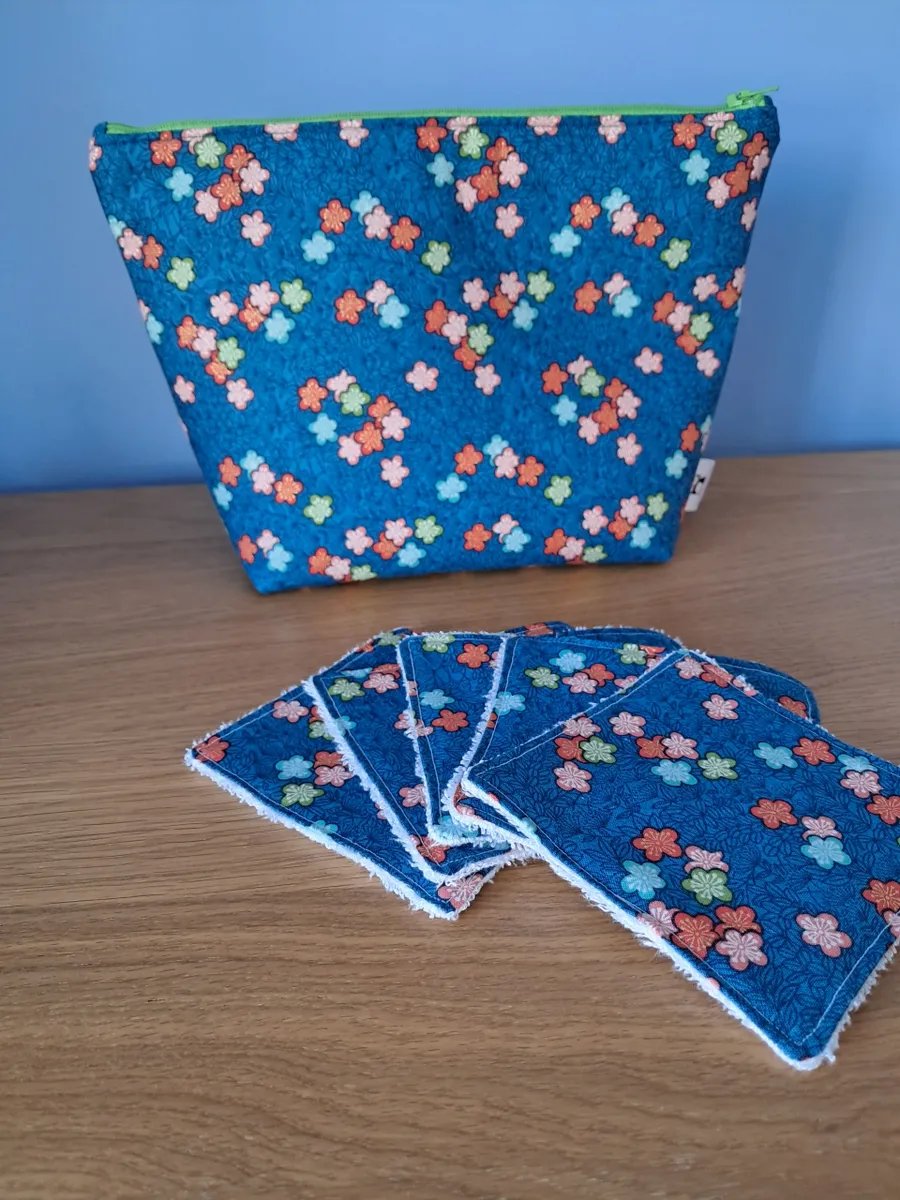 Waterproof zip pouch with 5 reusable wipes - flowers