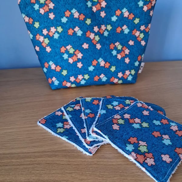 Waterproof zip pouch with 5 reusable wipes - flowers