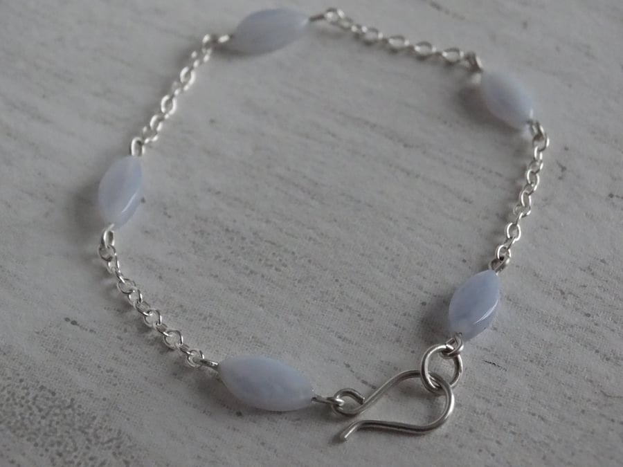 Blue lace agate bead and chain bracelet