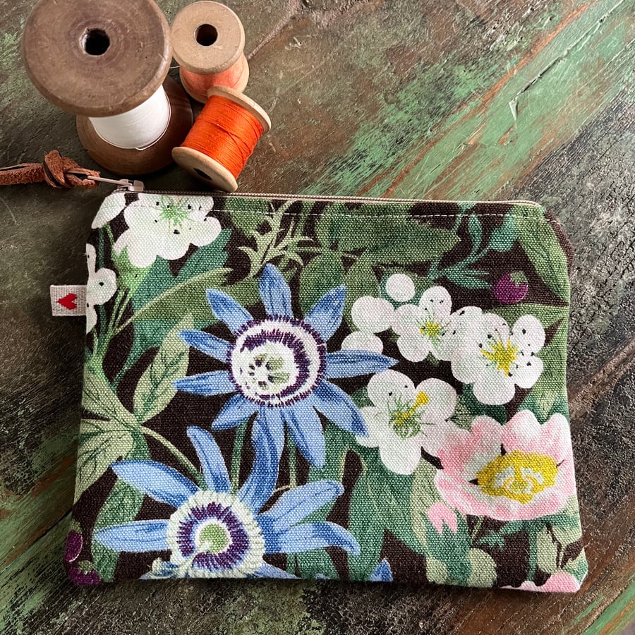 Vintage Belinda linen zip pouch with Laura Ashley lining