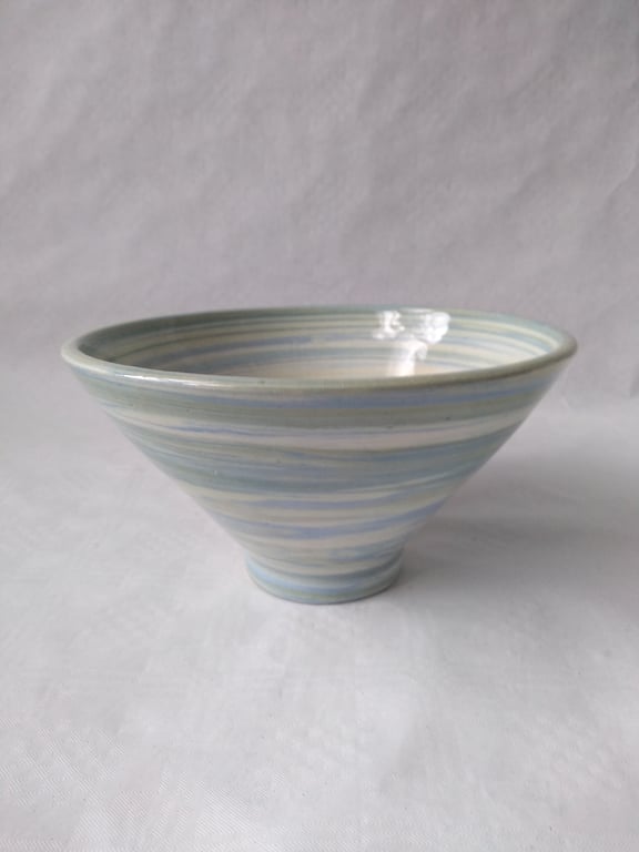 POTTERY AGATE WARE BOWL, WHITE, GREEN AND BLUE EARTHENWARE DIAMETER 17 CMS