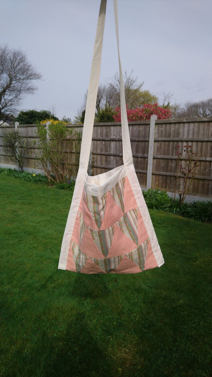 Pretty peach and cream shoulder bag. Tote bag with useful internal pockets. 