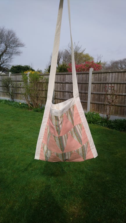 Shoulder bag in pretty patchwork. Tote bag with useful internal pockets. 