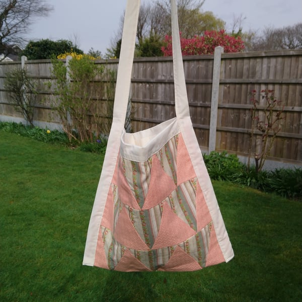 Pretty peach and cream shoulder bag. Tote bag with useful internal pockets. 