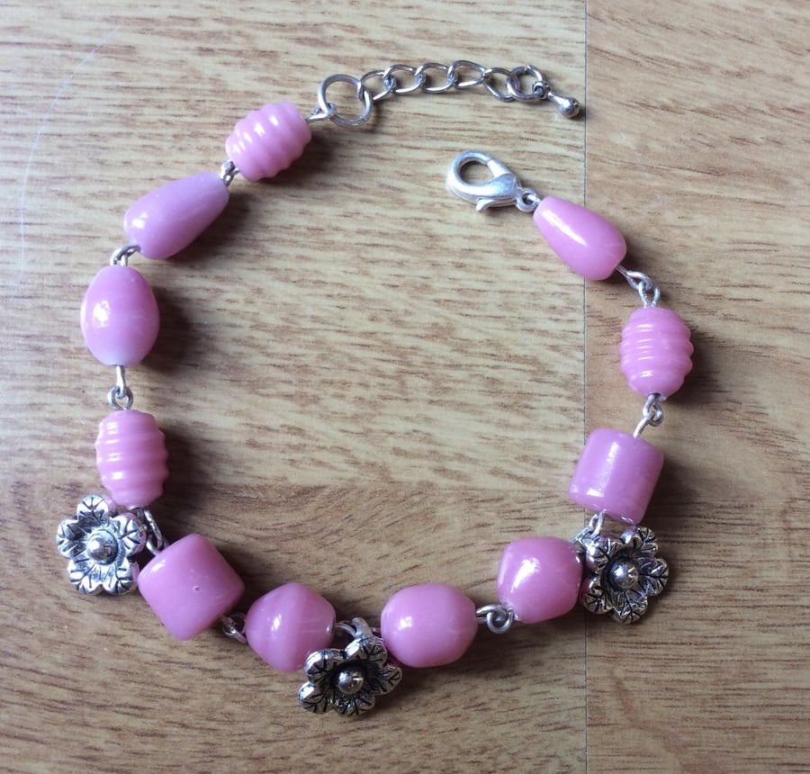 Pastel Pink Flower Glass Bead Bracelet