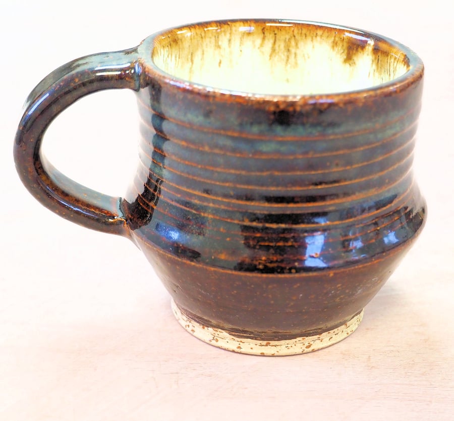  Stoneware pottery mug finished in a rich chocolate brown glaze.