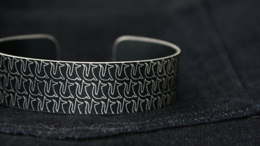 Geometric fox pattern cuff bracelet dark grey