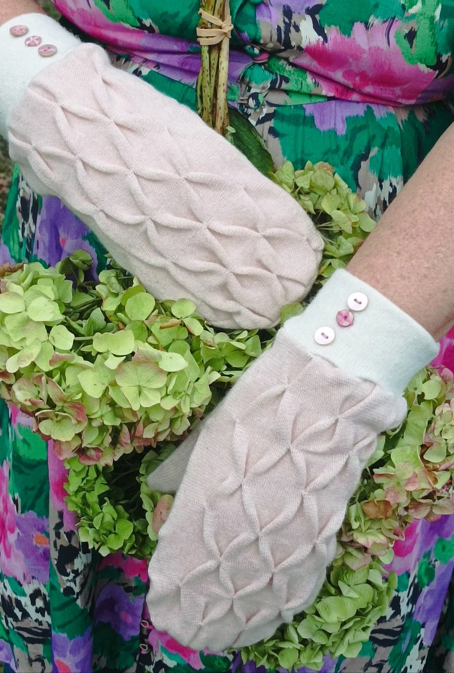 Eco cashmere smocked mittens 