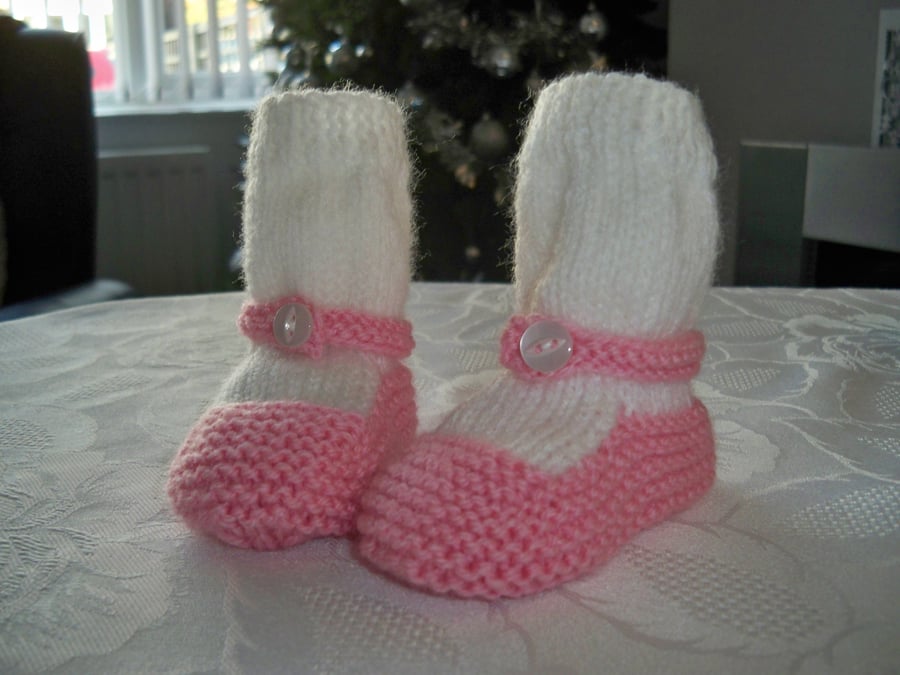 HAND KNITTED BABY BOOTIES 