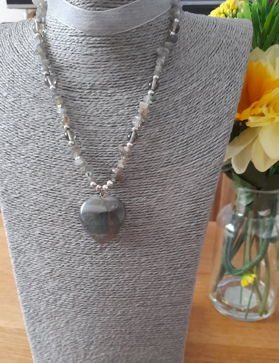 AVENTURINE GEMSTONE CHIP HART PENDANT NECKLACE.