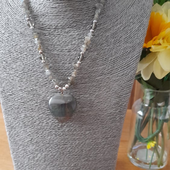AVENTURINE GEMSTONE CHIP HART PENDANT NECKLACE.