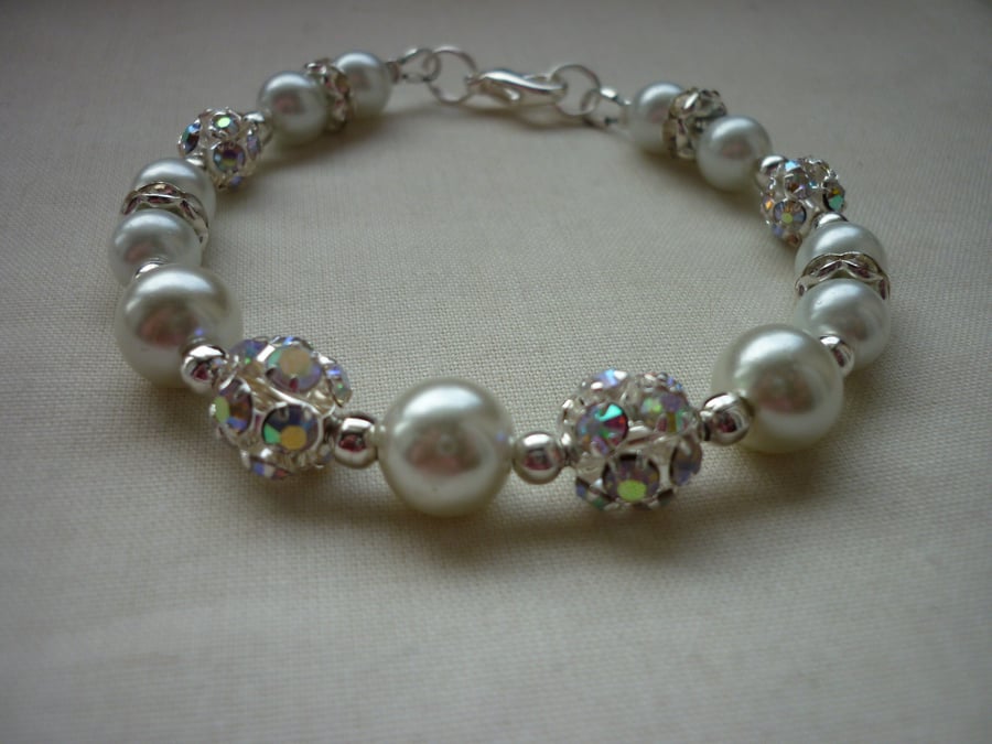 WHITE PEARLS AND SILVER GLITTER BALL BRACELET.  452