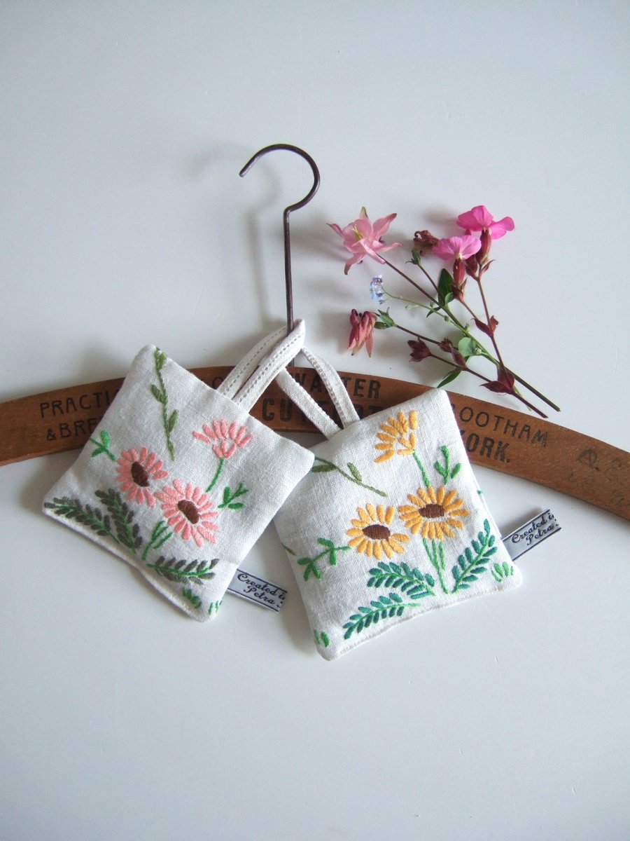 Sale craft A pair of lavender bags with vintage floral daisy 