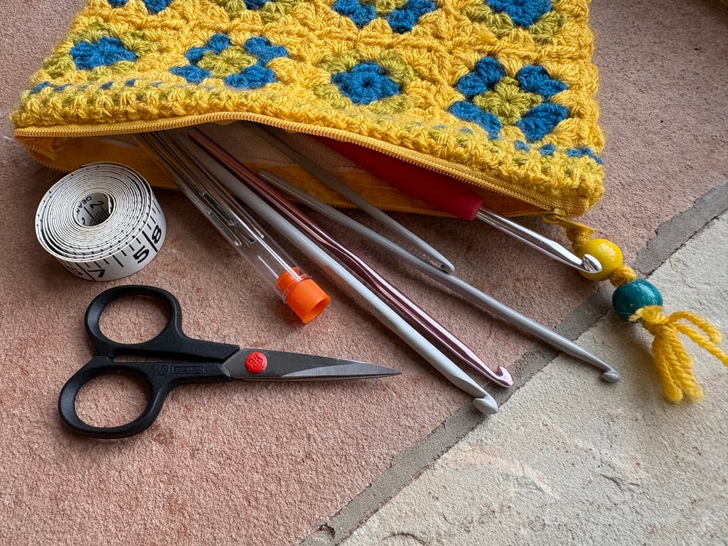Exquisite and colourful crochet pouch with zipper fastening
