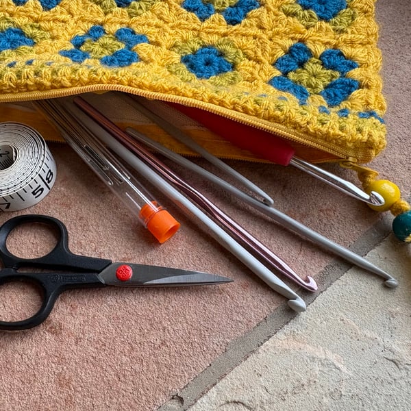 Exquisite and colourful crochet pouch with zipper fastening