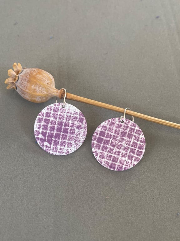 Circle grid enamel earrings in white and purple