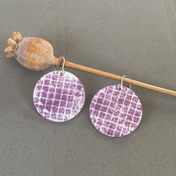 Circle grid enamel earrings in white and purple