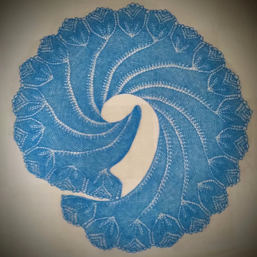 Hand-knitted lace shawl in pure wool 